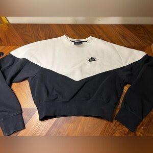 Nike colour block black and whit chevron cropped sweatshirt size XS